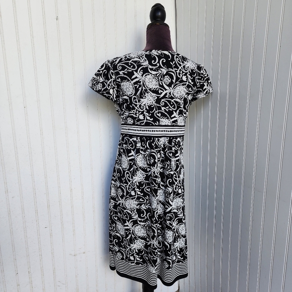 Ann Taylor LOFT Shift Dress Floral Cap Sleeve Empire Waist Black White Stretch 6 - Picture 8 of 16